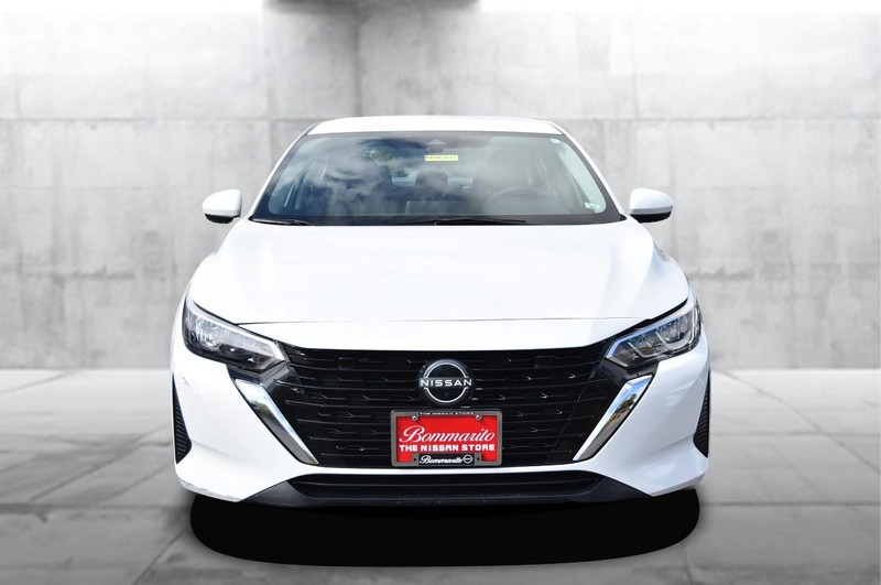 Nissan Sentra Vehicle Full-screen Gallery Image 4