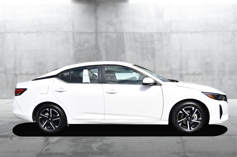 Nissan Sentra Vehicle Full-screen Gallery Image 5