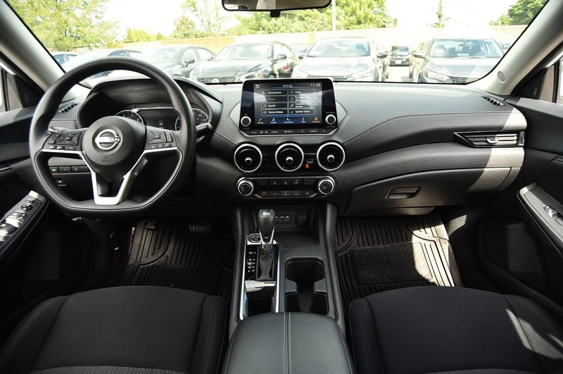 Nissan Sentra Vehicle Full-screen Gallery Image 8