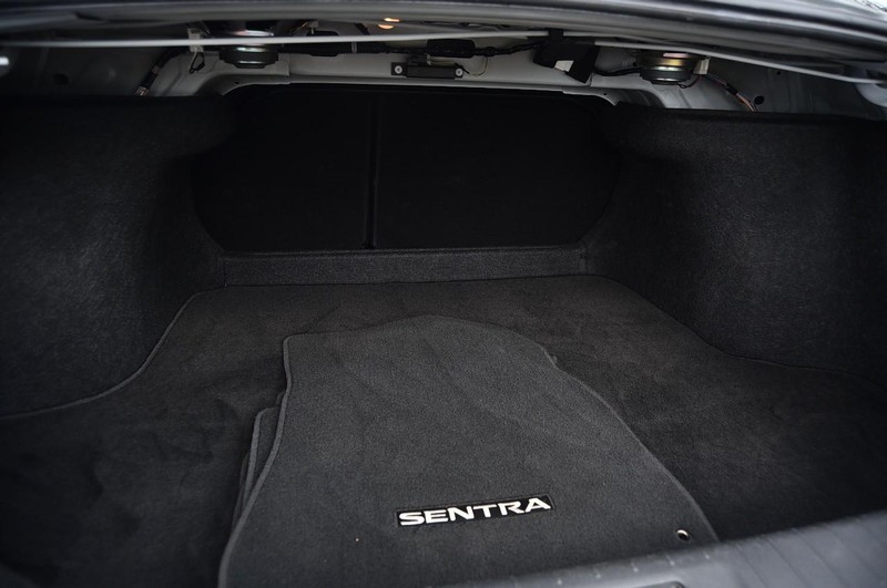 Nissan Sentra Vehicle Full-screen Gallery Image 23