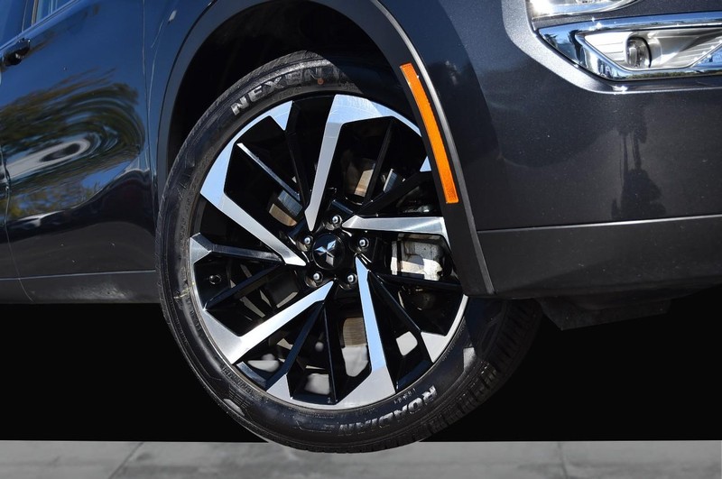 Mitsubishi Outlander Vehicle Image 03