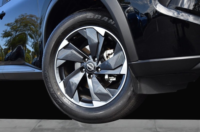 Nissan Rogue Vehicle Full-screen Gallery Image 3