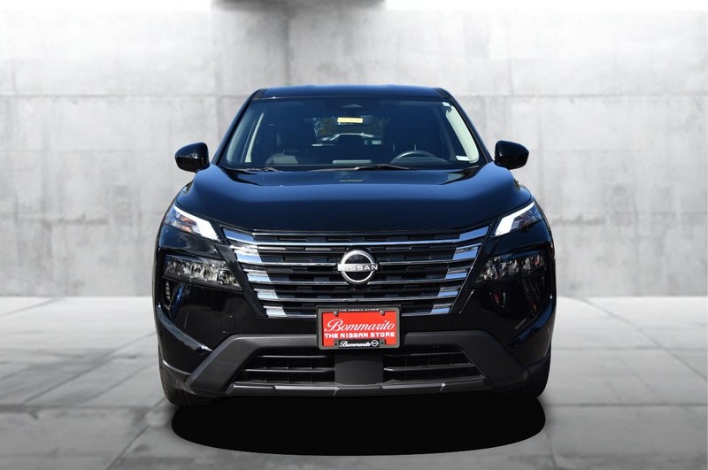 Nissan Rogue Vehicle Full-screen Gallery Image 4