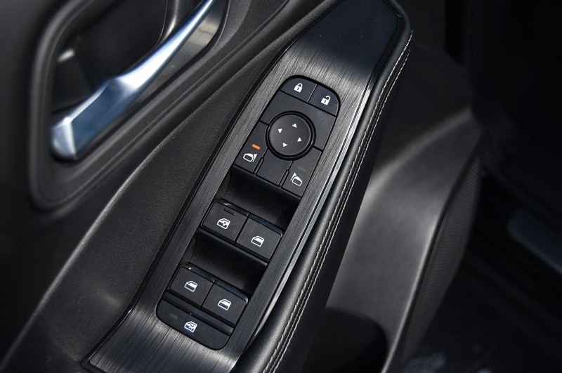 Nissan Rogue Vehicle Full-screen Gallery Image 9