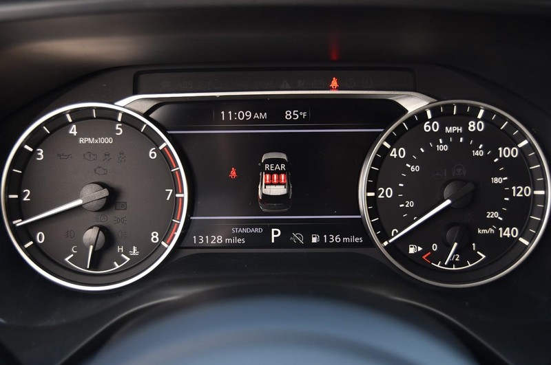 Nissan Rogue Vehicle Full-screen Gallery Image 12