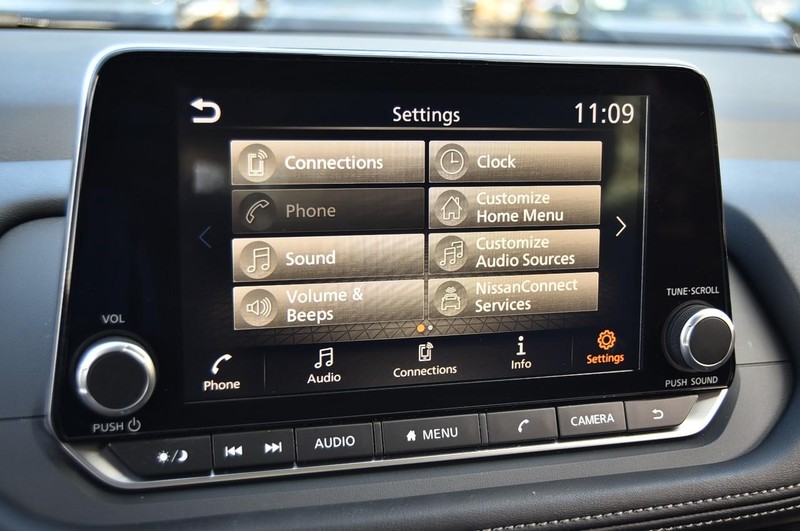 Nissan Rogue Vehicle Full-screen Gallery Image 14