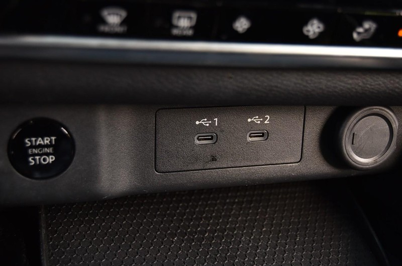 Nissan Rogue Vehicle Full-screen Gallery Image 16