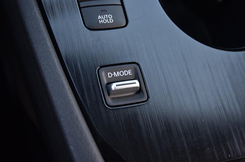 Nissan Rogue Vehicle Full-screen Gallery Image 17