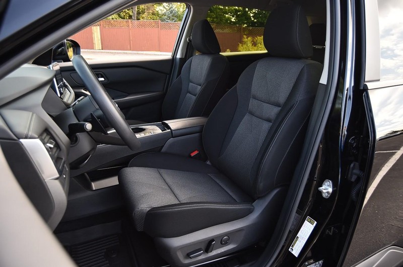 Nissan Rogue Vehicle Full-screen Gallery Image 19