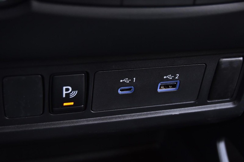 Nissan Frontier Vehicle Full-screen Gallery Image 17