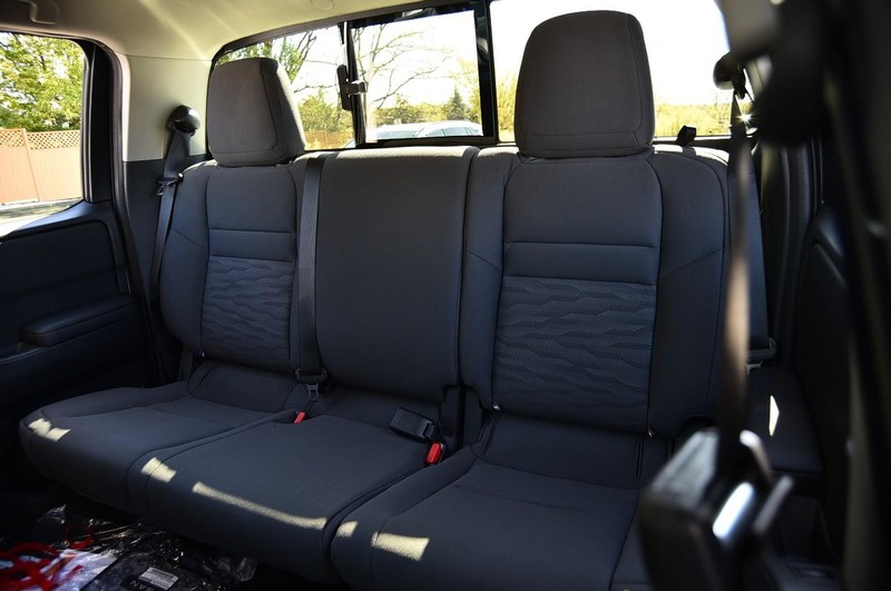 Nissan Frontier Vehicle Full-screen Gallery Image 22