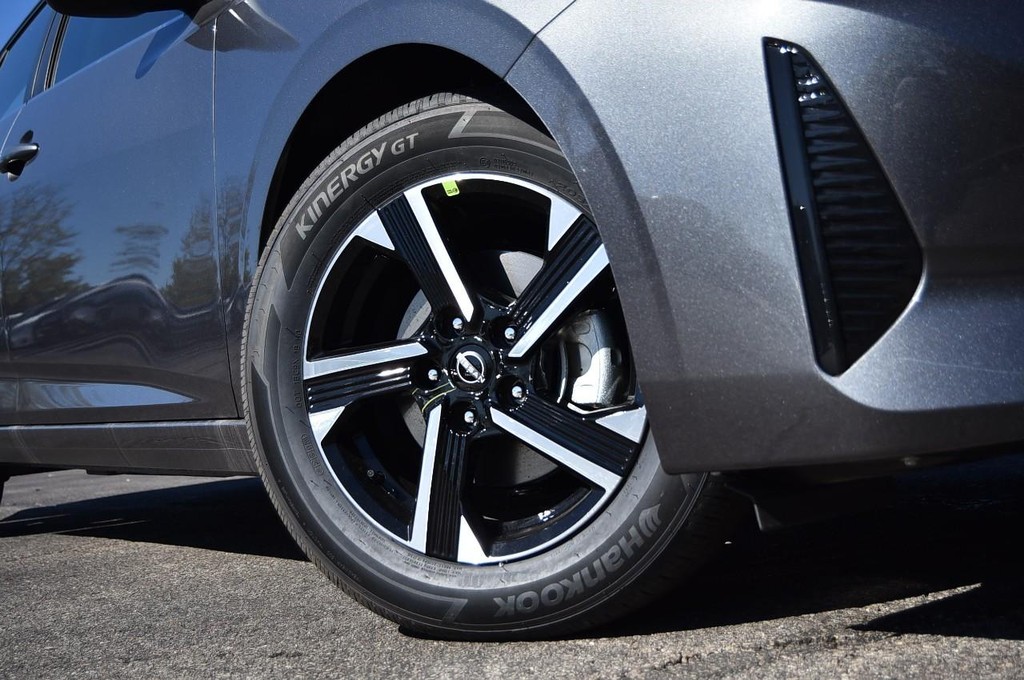 Nissan Sentra Vehicle Image 03