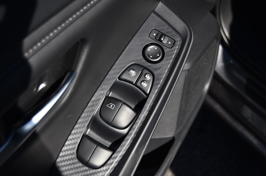 Nissan Sentra Vehicle Image 09