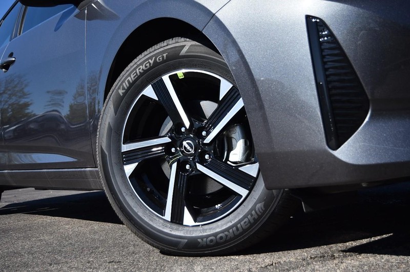 Nissan Sentra Vehicle Image 03