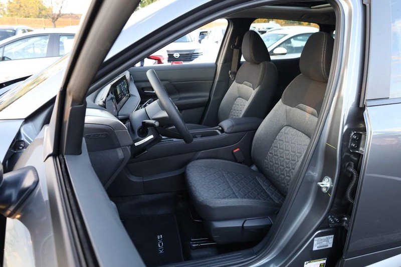 Nissan Kicks Vehicle Image 08