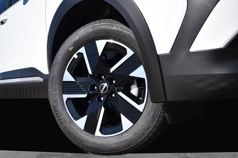 Nissan Kicks Vehicle Full-screen Gallery Image 3