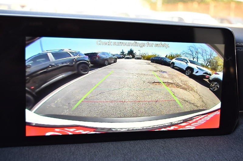 Nissan Kicks Vehicle Full-screen Gallery Image 12