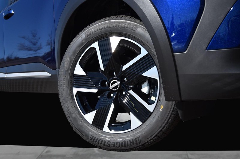 Nissan Kicks Vehicle Full-screen Gallery Image 3