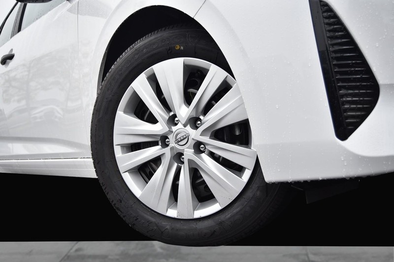 Nissan Sentra Vehicle Image 03