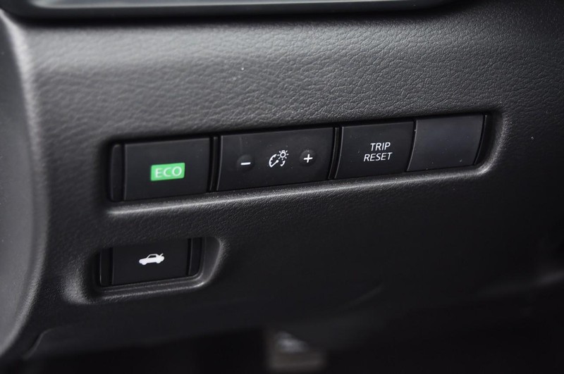 Nissan Sentra Vehicle Image 11