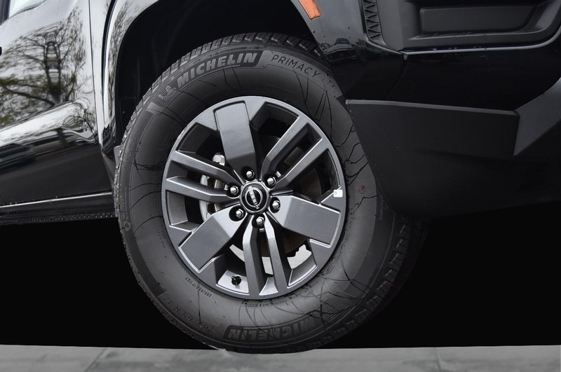 Nissan Frontier Vehicle Full-screen Gallery Image 3