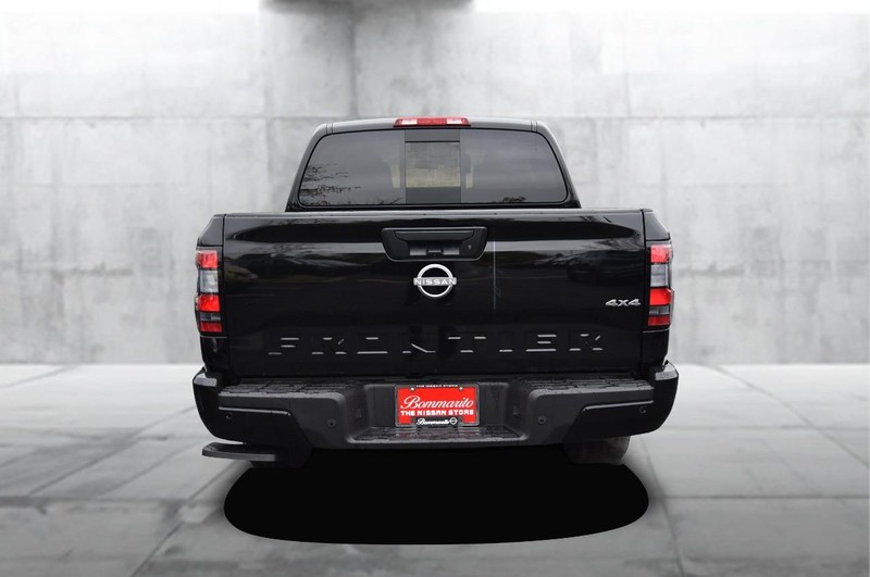 Nissan Frontier Vehicle Full-screen Gallery Image 6