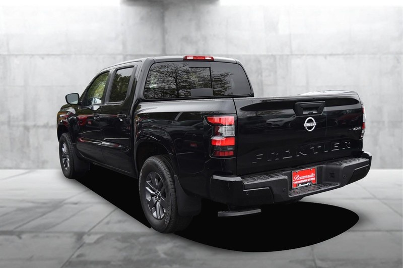 Nissan Frontier Vehicle Full-screen Gallery Image 8