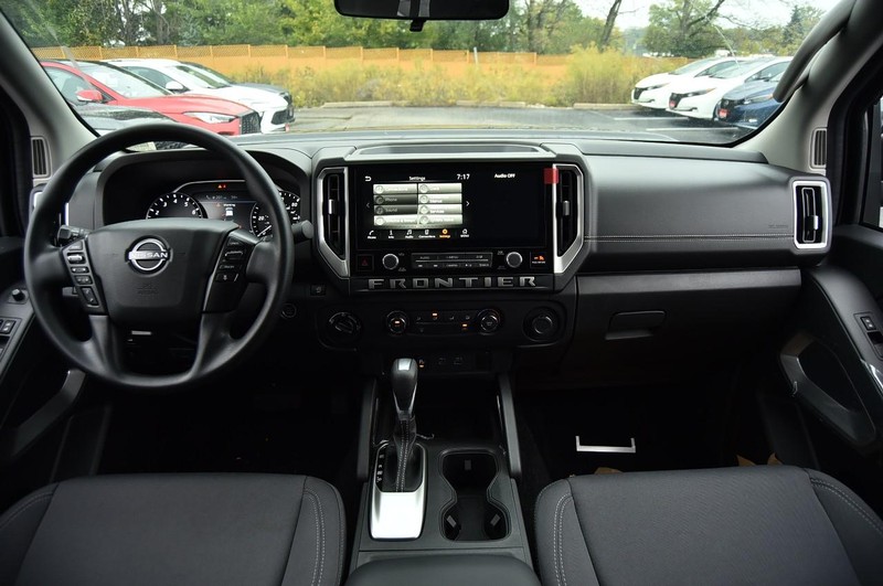 Nissan Frontier Vehicle Full-screen Gallery Image 9