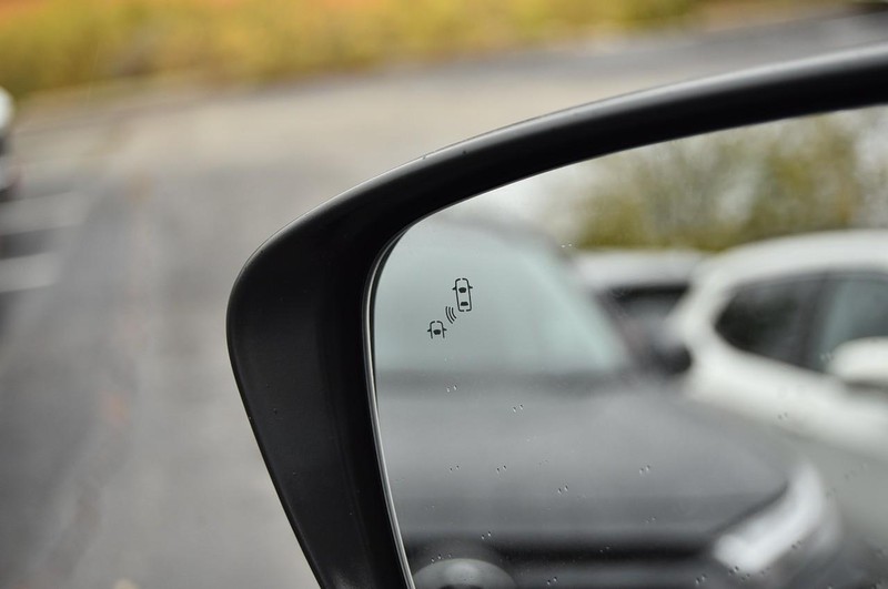 Nissan Frontier Vehicle Full-screen Gallery Image 11