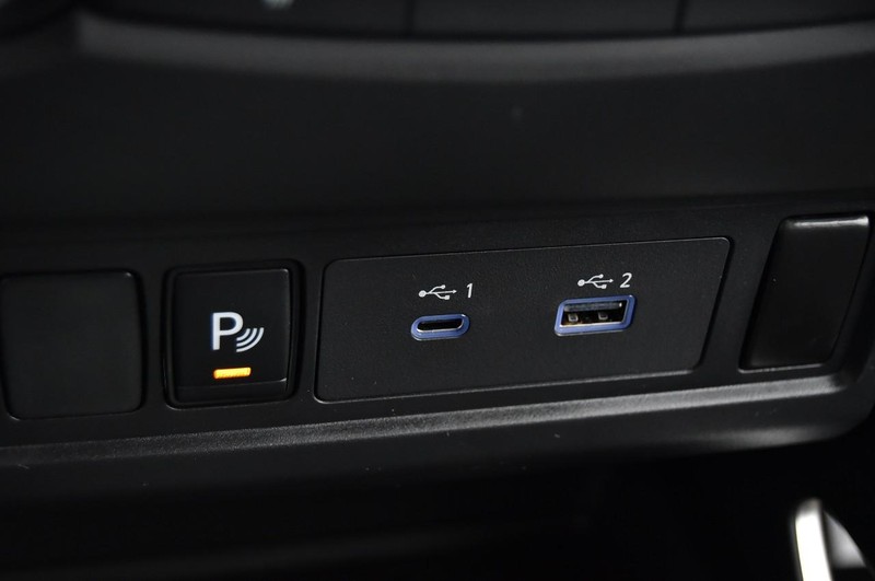 Nissan Frontier Vehicle Full-screen Gallery Image 18