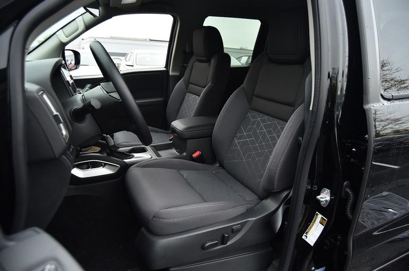 Nissan Frontier Vehicle Full-screen Gallery Image 21