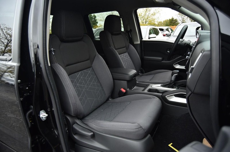 Nissan Frontier Vehicle Full-screen Gallery Image 22