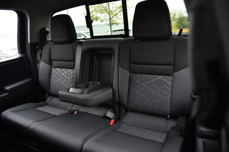 Nissan Frontier Vehicle Full-screen Gallery Image 23