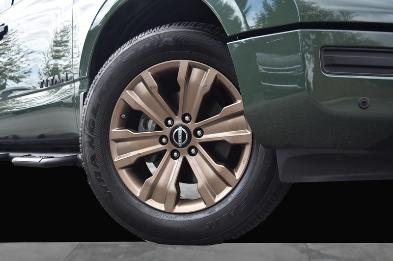 Nissan Titan Vehicle Full-screen Gallery Image 3