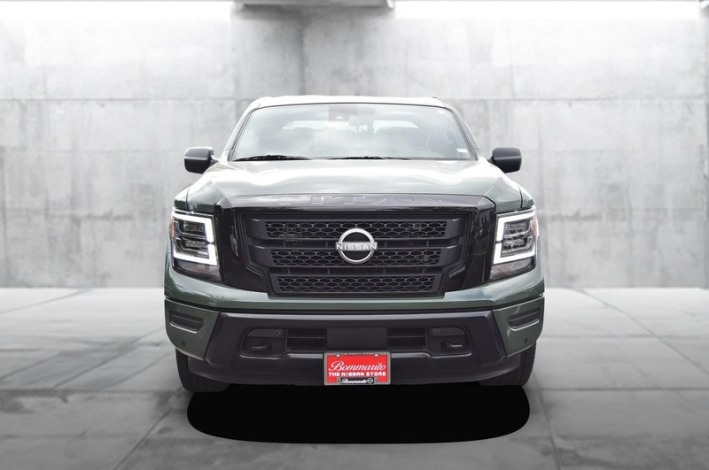 Nissan Titan Vehicle Full-screen Gallery Image 4