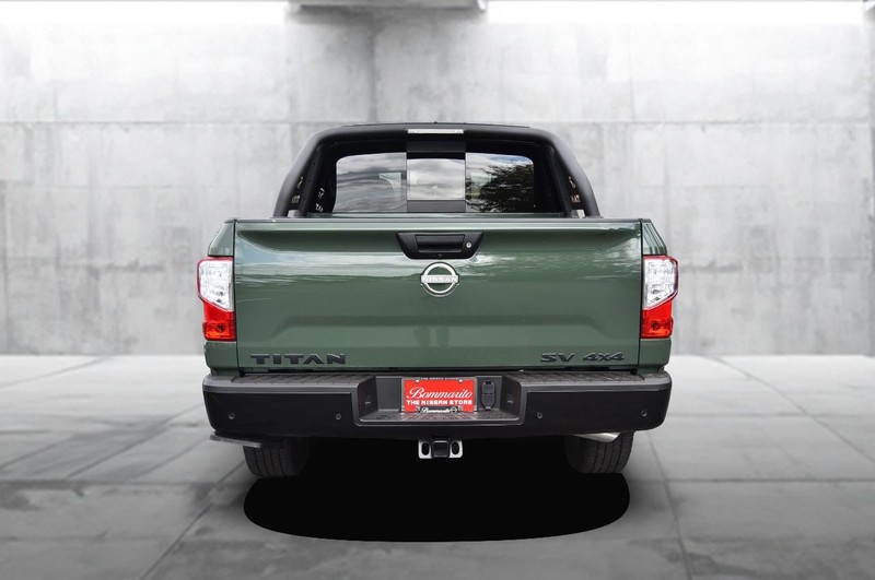 Nissan Titan Vehicle Full-screen Gallery Image 6