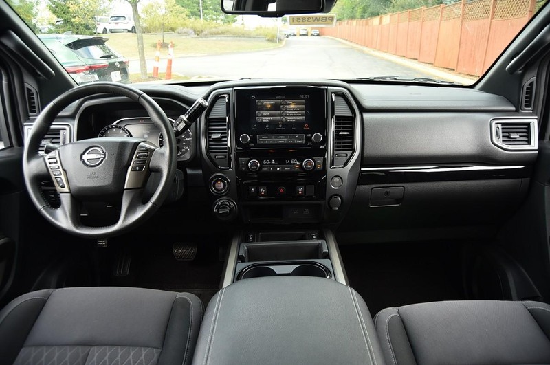 Nissan Titan Vehicle Full-screen Gallery Image 9