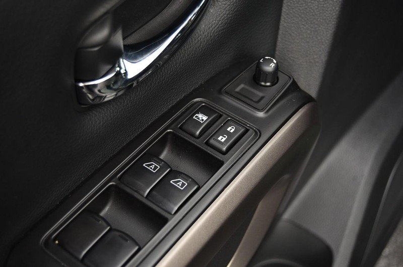 Nissan Titan Vehicle Full-screen Gallery Image 10