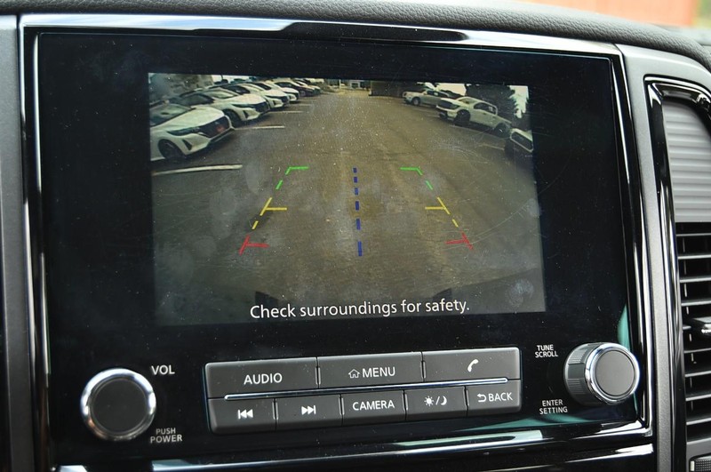 Nissan Titan Vehicle Full-screen Gallery Image 17