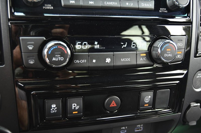 Nissan Titan Vehicle Full-screen Gallery Image 19