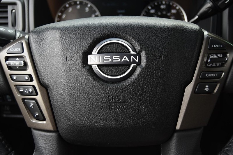 Nissan Titan Vehicle Full-screen Gallery Image 23