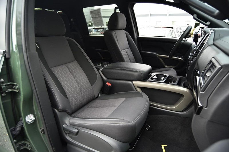 Nissan Titan Vehicle Full-screen Gallery Image 25