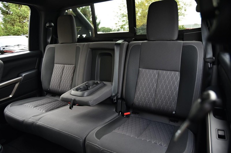 Nissan Titan Vehicle Full-screen Gallery Image 26