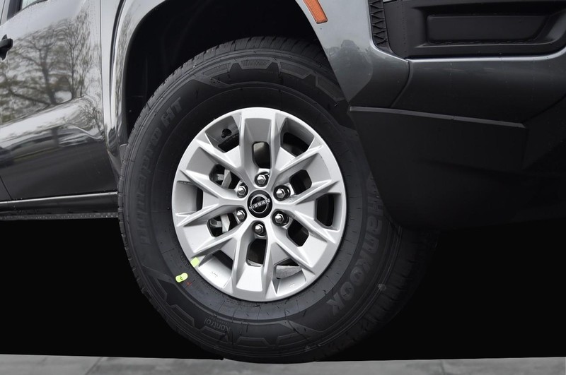 Nissan Frontier Vehicle Full-screen Gallery Image 3