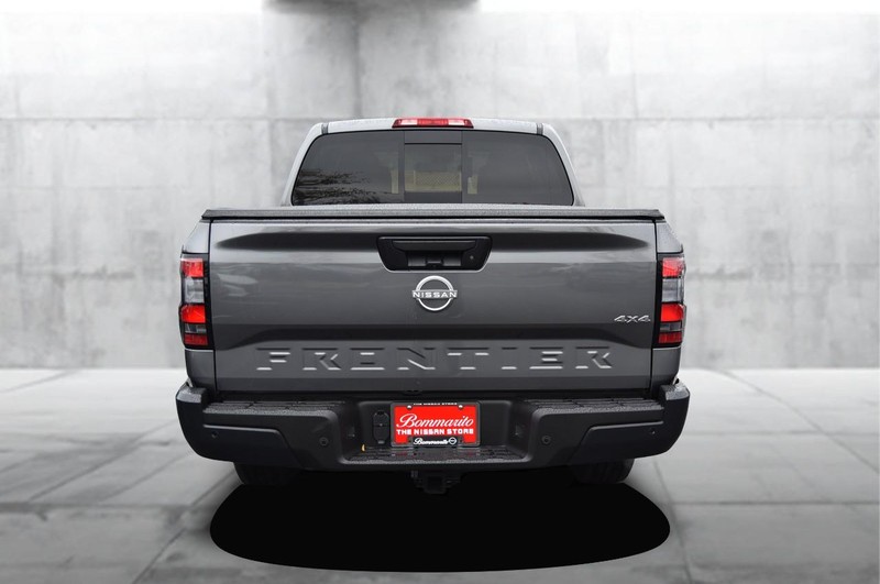 Nissan Frontier Vehicle Full-screen Gallery Image 6