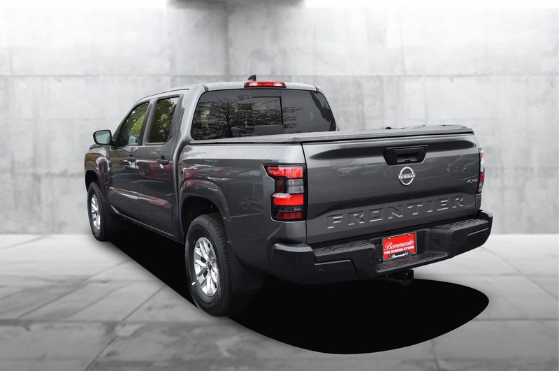 Nissan Frontier Vehicle Full-screen Gallery Image 7