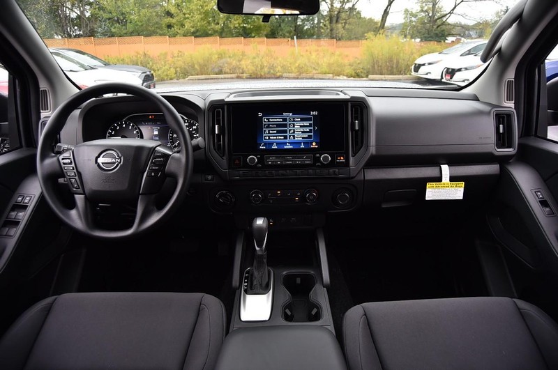 Nissan Frontier Vehicle Full-screen Gallery Image 8