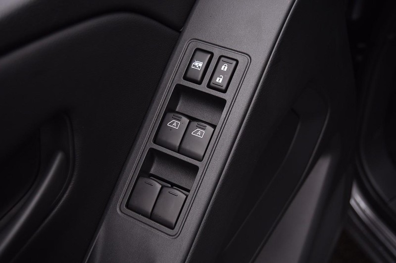 Nissan Frontier Vehicle Full-screen Gallery Image 9