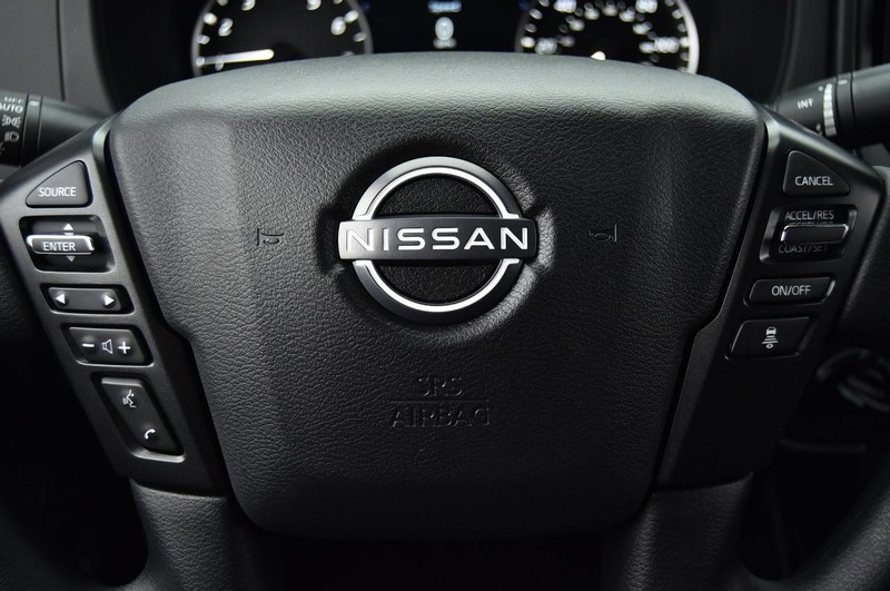 Nissan Frontier Vehicle Full-screen Gallery Image 19