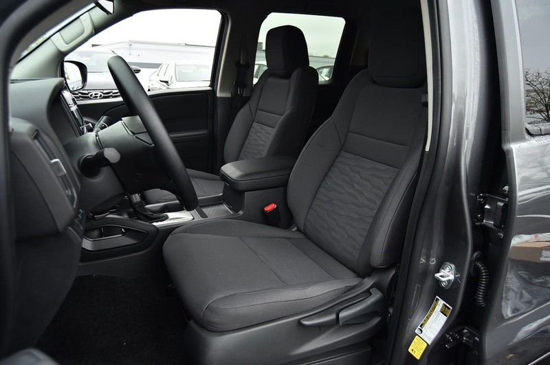 Nissan Frontier Vehicle Full-screen Gallery Image 20